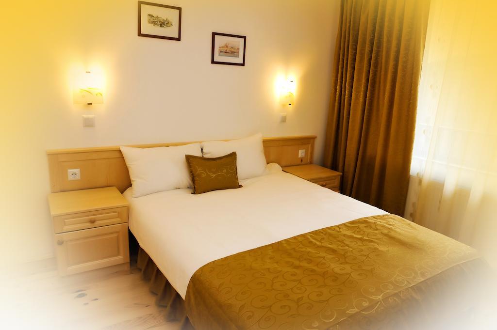 Family Hotel And Restaurant Plamena Oreshak  Room photo